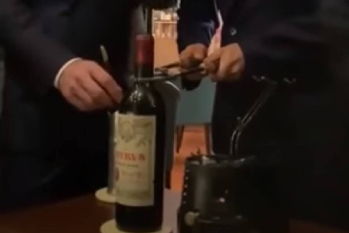 Dos especialistas mostraron cómo abrir un costoso vino sin quitar el corcho. Captura Instagram.