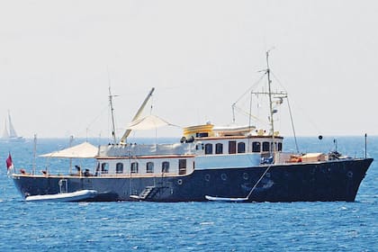 Dos estilos diferentes para unas vacaciones de ensueño: el barco de la princesa Carolina tiene el encanto de los años 30, mientras que el de los reyes Guillermo y Máxima es el superyacht más pequeño y lujoso del mundo.