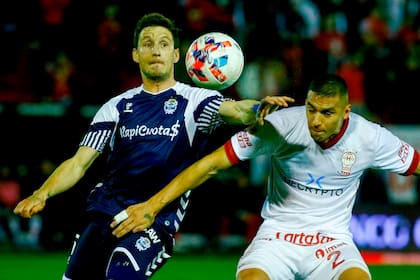 Dos ex futbolistas de Boca disputan la pelota: Franco Soldano y Fernando Tobio.
