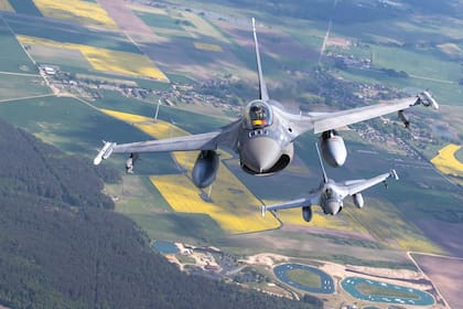 Dos F- 16 de la Fuerza Aérea de Rumanía participan en una patrulla aérea de la OTAN en el espacio aéreo lituano