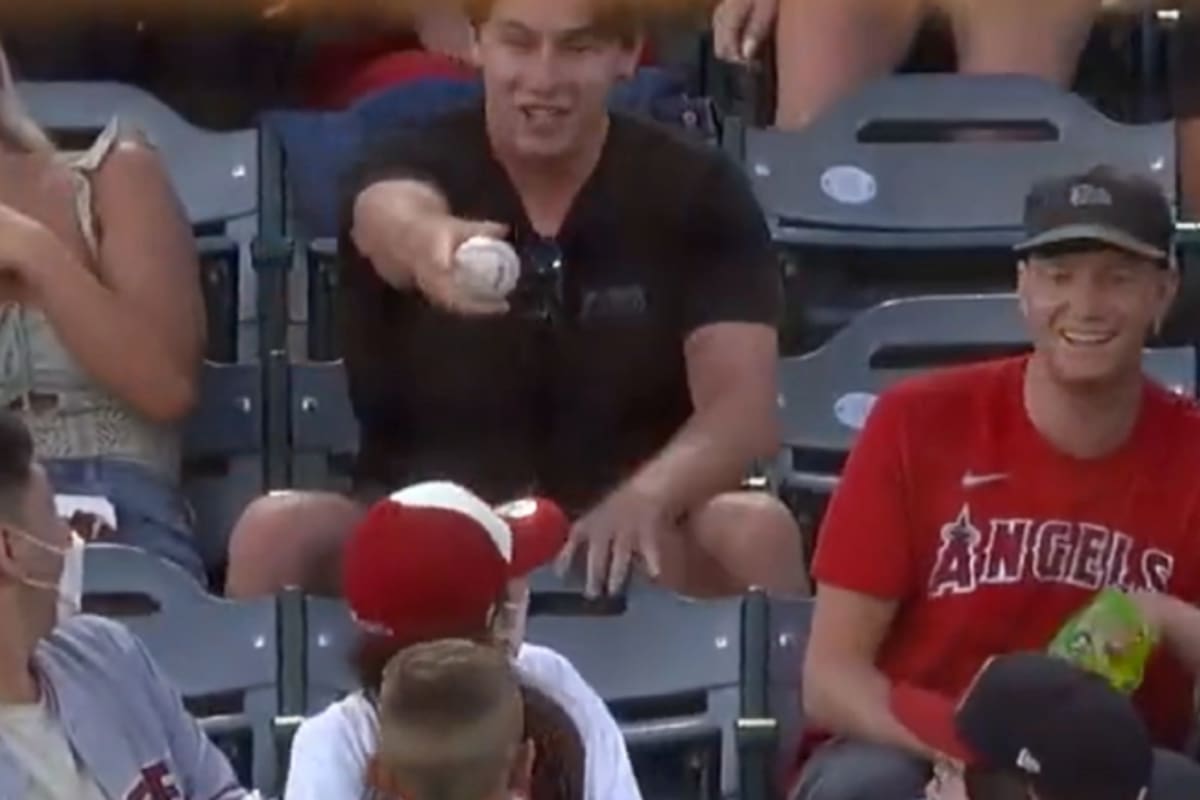 Dos fanáticos protagonizaron un momento conmovedor en un juego de la Major League Baseball entre los Royals y los Angels