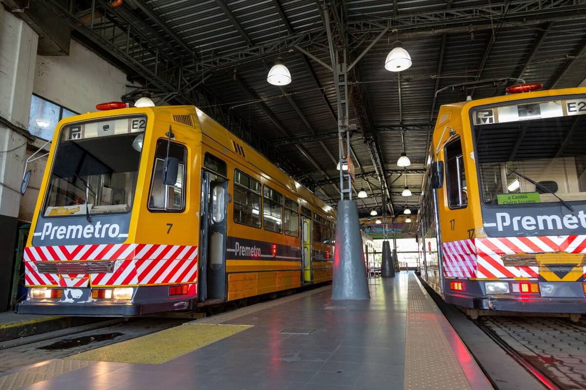 Dos formación del premetro en una de las estaciones que ingresarán en un proceso de mantenimiento y puesta en valor