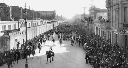 Esta toma es de septiembre de 1900, con motivo de una manifestación popular por la muerte de Humberto I. Nótese que las casas que estaban a la izquierda ya han sido demolidas y se ven las obras del Palacio del Congreso en construcción.