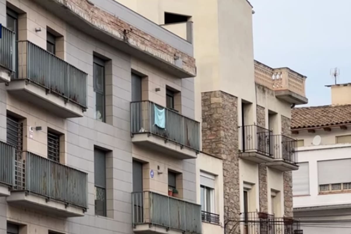 Dos Gemelas se precipitaron del tercer piso de un edificio en Sallent, España, una murió y la otra está en grave estado