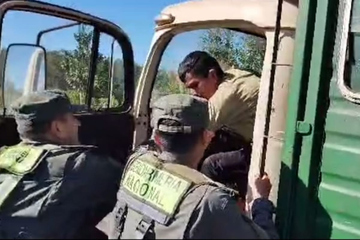 Dos gendarmes, tras bloquearle el paso a un tarefero que conducía un camión cargado de hoja verde rumbo al secadero, forcejean y lo bajan. "¿Querés morir por un camión de yerba?", le advirtieron