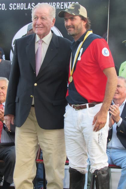 Dos generaciones, dos cracks: Juancarlitos y Adolfo Cambiaso, en 2015, en el “Partido Siglo XXI”, que se jugó a beneficio de Scholas Ocurrentes.