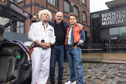 Dos generaciones se juntan para promocionar el musical. De izquierda a derecha: Roger Bart (“Doc” Emmett Brown), Christopher Lloyd (“Doc” Emmett Brown en la trilogía cinematográfica) y Olly Dobson (Marty McFly)