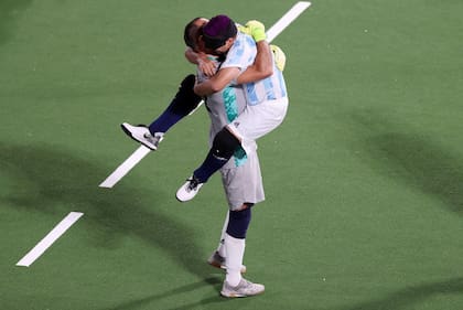 Dos goles de Maxi Espinillo le dieron a Los Murciélagos el 2-0 sobre China para llegar a la final olímpica.