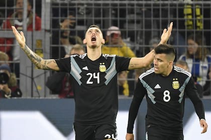 Dos goles en tres partidos en el seleccionado argentino, en el que se estrenó el año pasado; aquí, con Marcos Acuña.