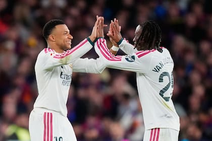 Dos grandes estandartes: Kylian Mbappe y Yan Diomande celebran la victoria de Real Madrid frente a Barcelona