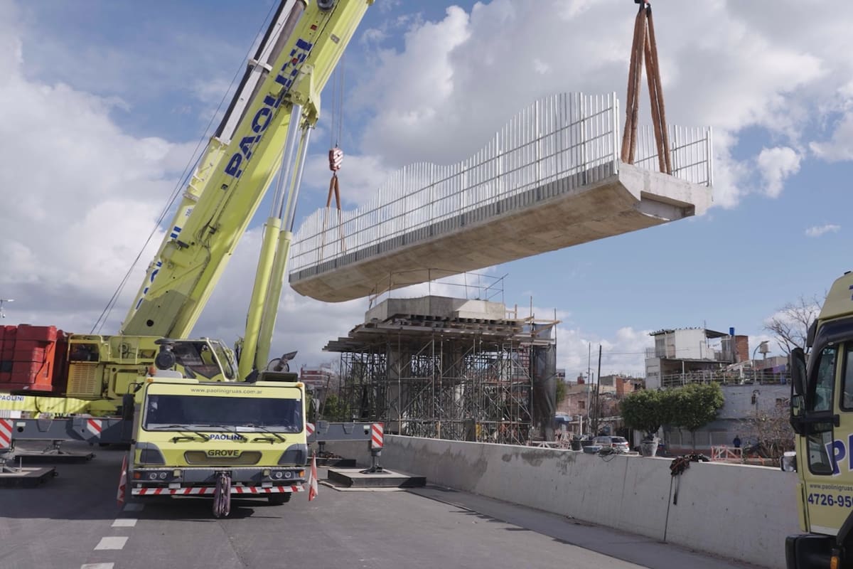 Dos grúas de gran porte participarán del montaje de la nueva pasarela peatonal sobre la autopista Dellepiane, una tarea que obligará a interrumpir completamente la circulación durante 24 horas