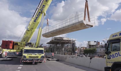 Dos grúas participarán del montaje de la nueva pasarela peatonal sobre la autopista Dellepiane