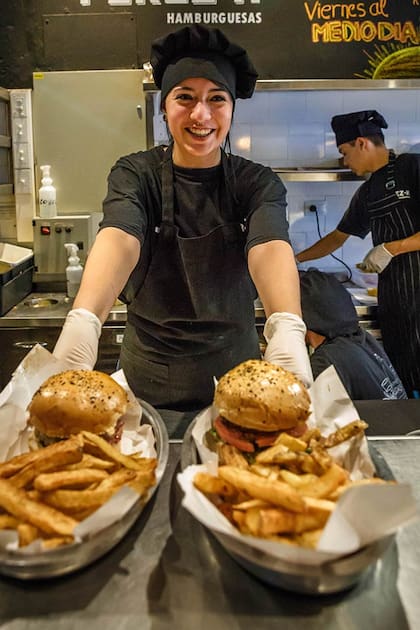 Dos hamburguesas recién salidas en Pérez H.