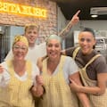 Susana y Yolanda, dueñas de una pastelería familiar en España: “Llegamos al local a las tres de la mañana”