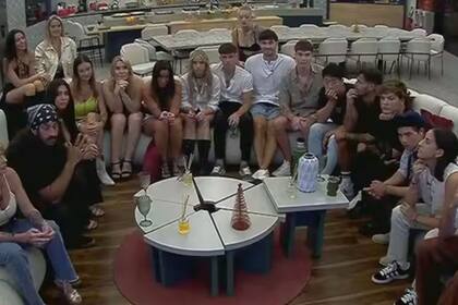 Dos hermanitos pasaron la noche juntos