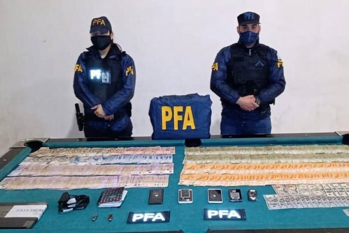 Dos hermanos de la ciudad de Santa Fe eran los principales responsables de una organización que adquiría pasta base y elaboraba clorhidrato de cocaína para luego distribuirla a varios proveedores de la capital de esa provincia.