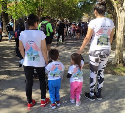 Dos hermanos mellizos de dos años participan de la peregrinación con su familia