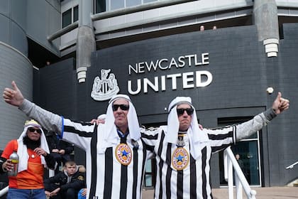 Dos hinchas de Newcastle posan con turbantes, cuando todo era ilusión en el equipo inglés