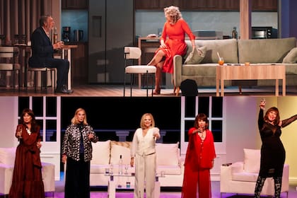 Dos historias de éxito: arriba, Luis Brandoni y Soledad Silveyra en ¿Quién es quién?, la primera vez que actúan juntos; abajo, en Brujas, una obra que se empieza a despedir definitivamente, después de 34 años