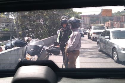 Dos hombres armados detienen el auto de Guaidó, ayer, en Caracas