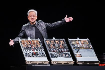 Dos hombres chinos están detenidos por presunto contrabando de chips Nvidia H100 y H200 a China durante los dos años en que su venta estuvo prohibida; en la foto, Jensen Huan, el CEO de Nvidia, muestra los procesadores para IA que vende su compañía (I-Hwa Cheng / AFP)