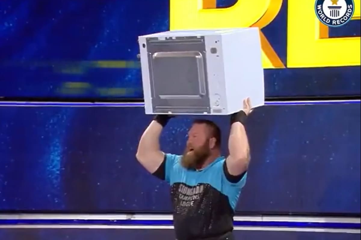 Dos hombres compitieron en lanzamiento de lavarropas y uno rompió el récord Guiness