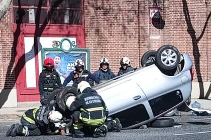 Dos hombres de 30 años rechazaron la atención y una mujer de la misma edad fue trasladada al Hospital Rivadavia con politraumatismo