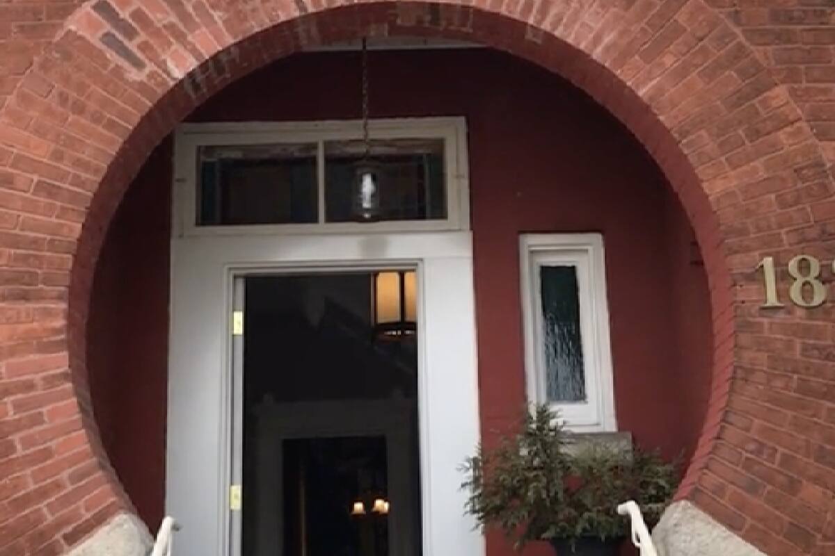 Dos hombres de Canadá, propietarios de una casa antigua, retiraron una chimenea y se encontraron con curiosos artículos como 'tesoro'