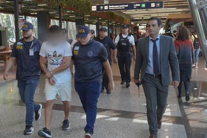Dos hombres de nacionalidad colombiana entraron a robar a un departamento de Caballito, los detuvieron y los expulsaron del país