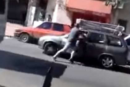 Dos hombres se agarraron a las piñas y patadas en una esquina del barrio porteño
