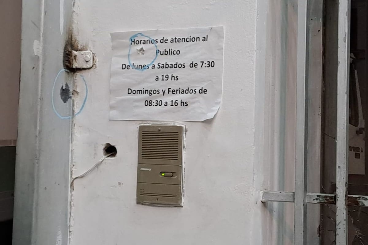 Dos impactos de bala en el frente de una fábrica de hielo de Rosario