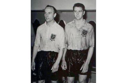 Dos ingleses empapados, después de un Argentina-Inglaterra suspendido por lluvia en 1953