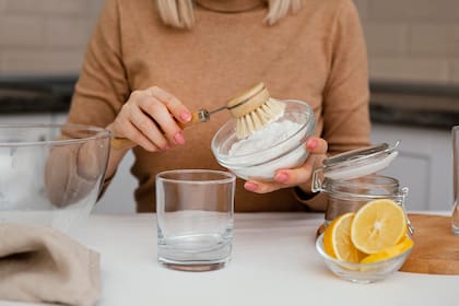 Dos ingredientes comunes y una solución práctica para la limpieza del hogar (Foto: Freepik)