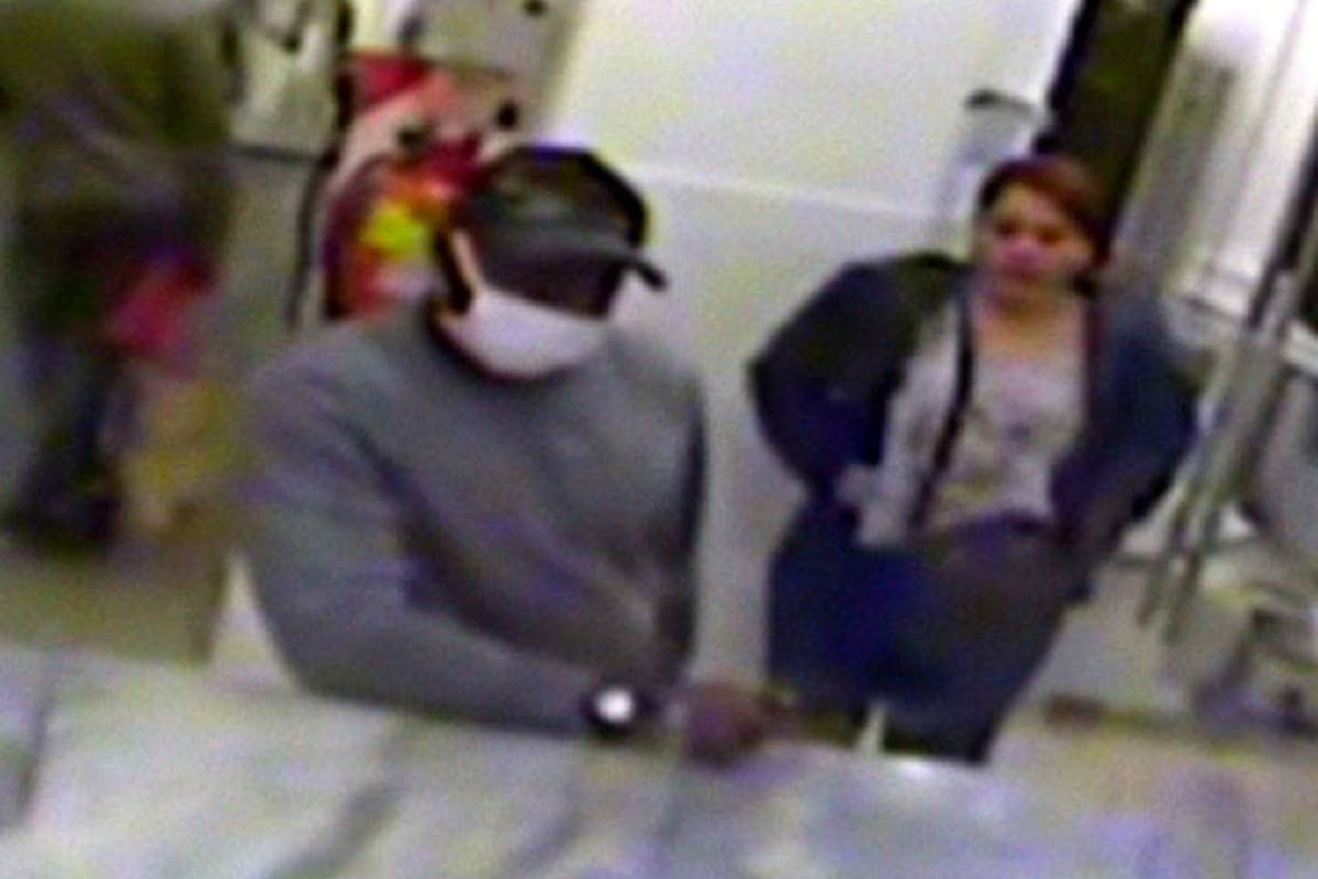 Dos integrantes de la banda en la recepción de uno de los hoteles donde estuvo alojada la "mula" de los Estados Unidos