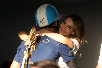 Dos integrantes de la familia están en la cancha, pero hay más afuera: María Vázquez disfruta en los palenques los éxitos de su marido y su hijo.
