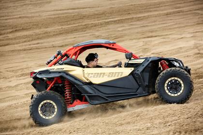 Dos jóvenes a bordo de un UTV sin casco en la zona de La Frontera, en Pinamar