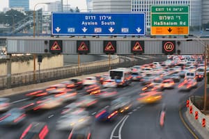 Dos jóvenes argentinos trabajan en una startup israelí que busca evitar los embotellamientos cambiando en tiempo real el ritmo de cambio de luces de los semáforos