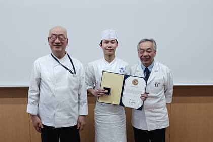 Dos jóvenes chefs aprueban el examen de certificación de cocina japonesa (organizado por el JCDC) ¡y