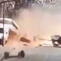 Un auto perdió el control tras pasar sobre una boca de tormenta sin tapa, chocó y se incendió en Berazategui