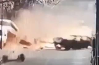 Un auto perdió el control tras pasar sobre una boca de tormenta sin tapa, chocó y se incendió en Berazategui