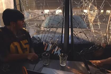 Dos jóvenes estaban sentados en una cafetería grabando un podcast cuando una camioneta impactó contra las ventanas