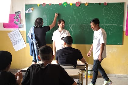 Dos jóvenes ganaron el concurso RAP Digital y grabaron un video junto a Dozer, como una forma de dar mensajes en contra del cyberbullying