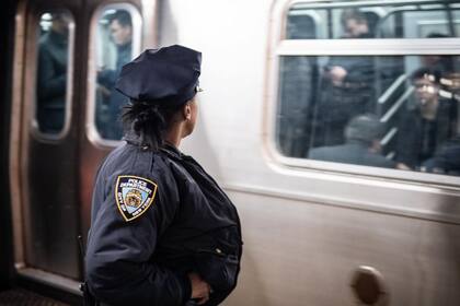 Dos jóvenes robaron un vagón del metro en Nueva York y lo estrellaron.