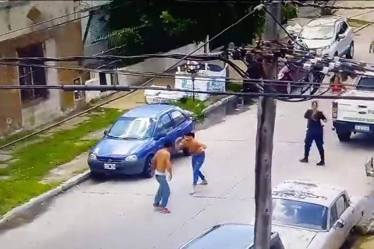 Dos jóvenes se agarraron a las trompadas en la vía pública en La Plata y fueron detenidos