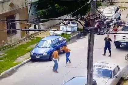 Dos jóvenes se agarraron a las trompadas en la vía pública en La Plata y fueron detenidos