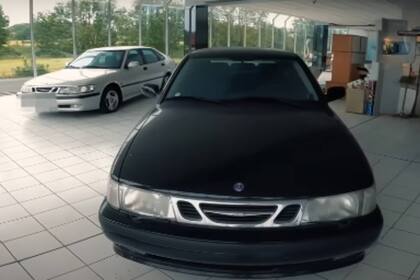 Dos jóvenes youtubers ingresaron en una concesionaria abandonada en la ciudad francesa de Amiens, cuyos autos estaban intactos.