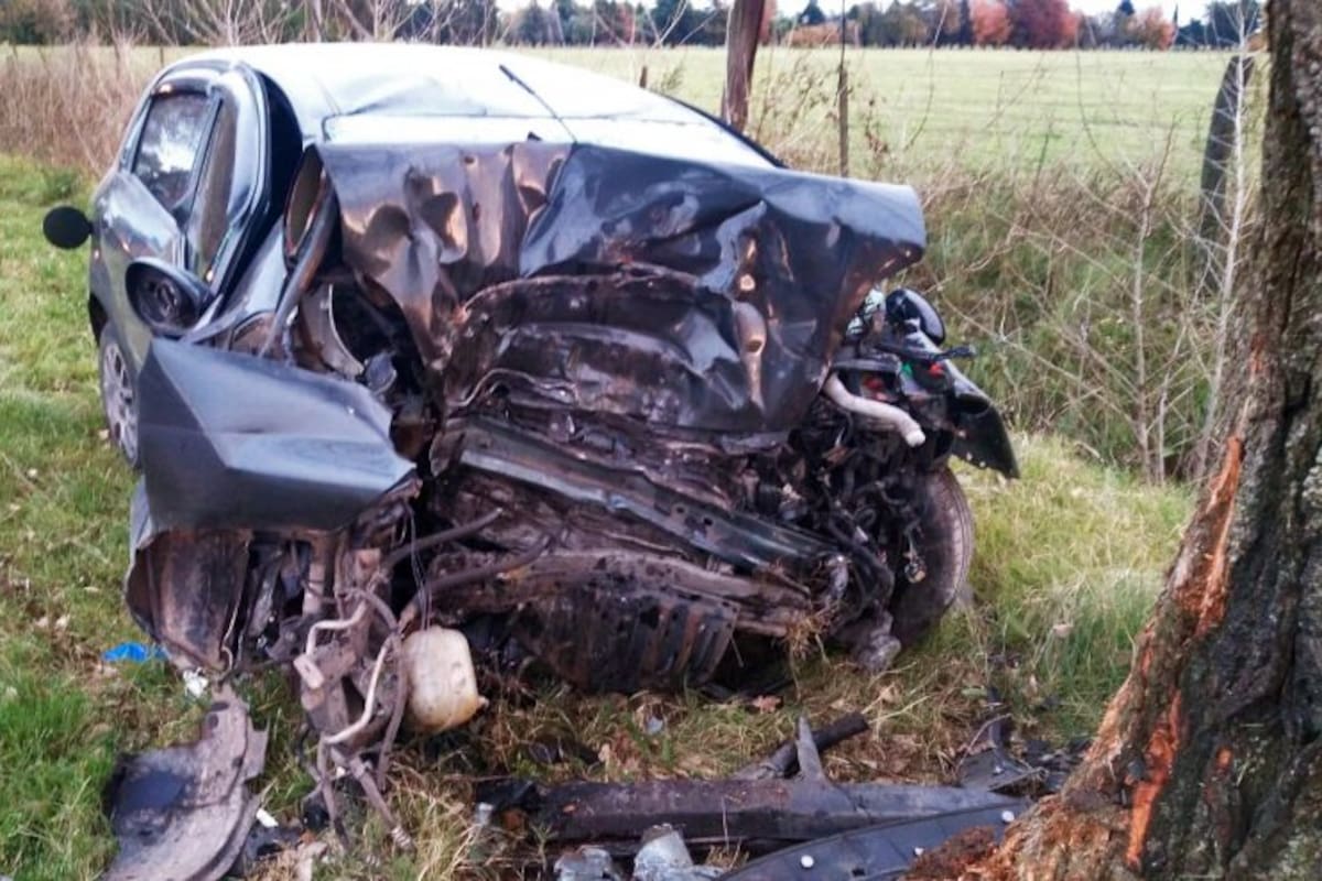 Dos jugadores de fútbol de la Liga Casildense murieron ayer al estrellarse el vehículo en el que viajaban por la Ruta Nacional 33 contra un árbol