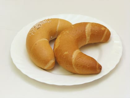 Dos kipferl, los ancestros del croissant: el de la izquierda es salado. (Wikipedia)