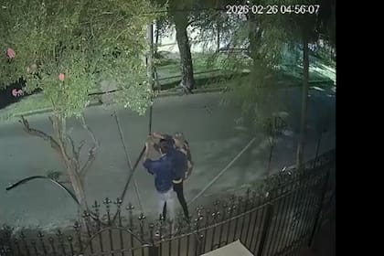 Dos ladrones cortando un cable del tendido eléctrico para extraer el cobre