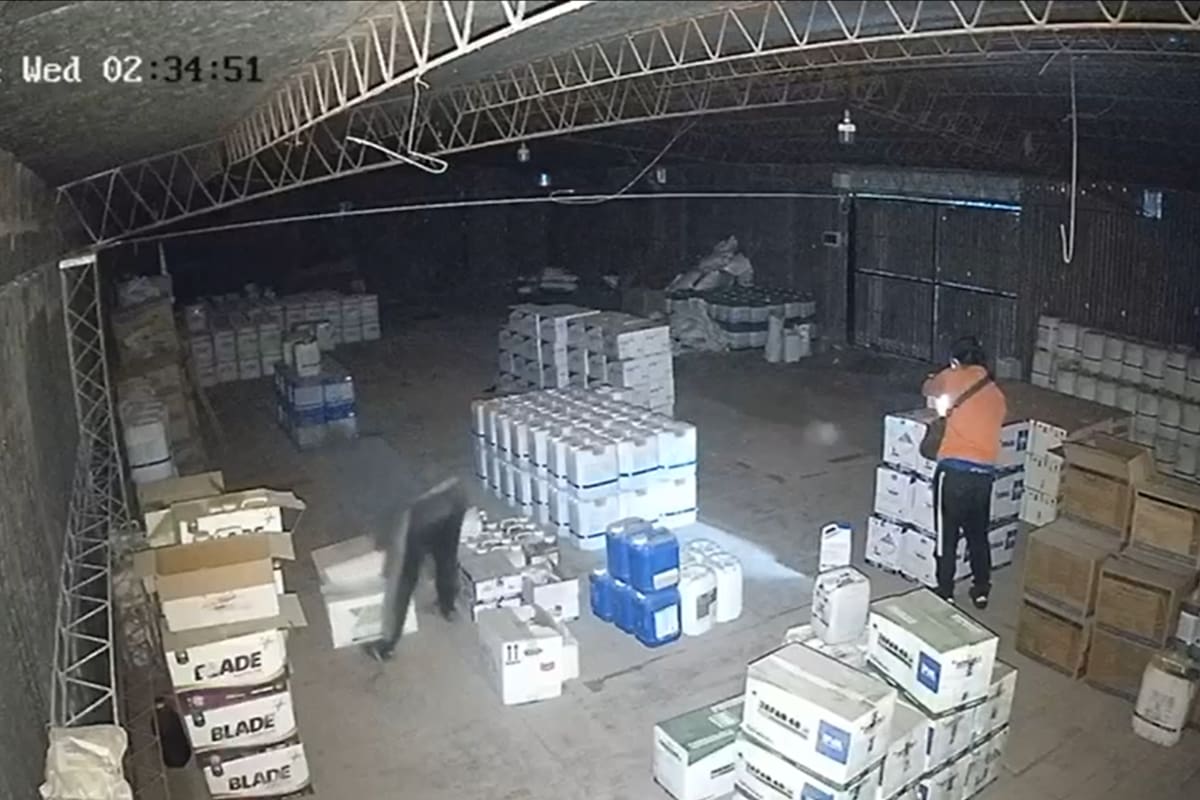 Dos ladrones metidos en un galpón de un campo robando insumos agropecuarios